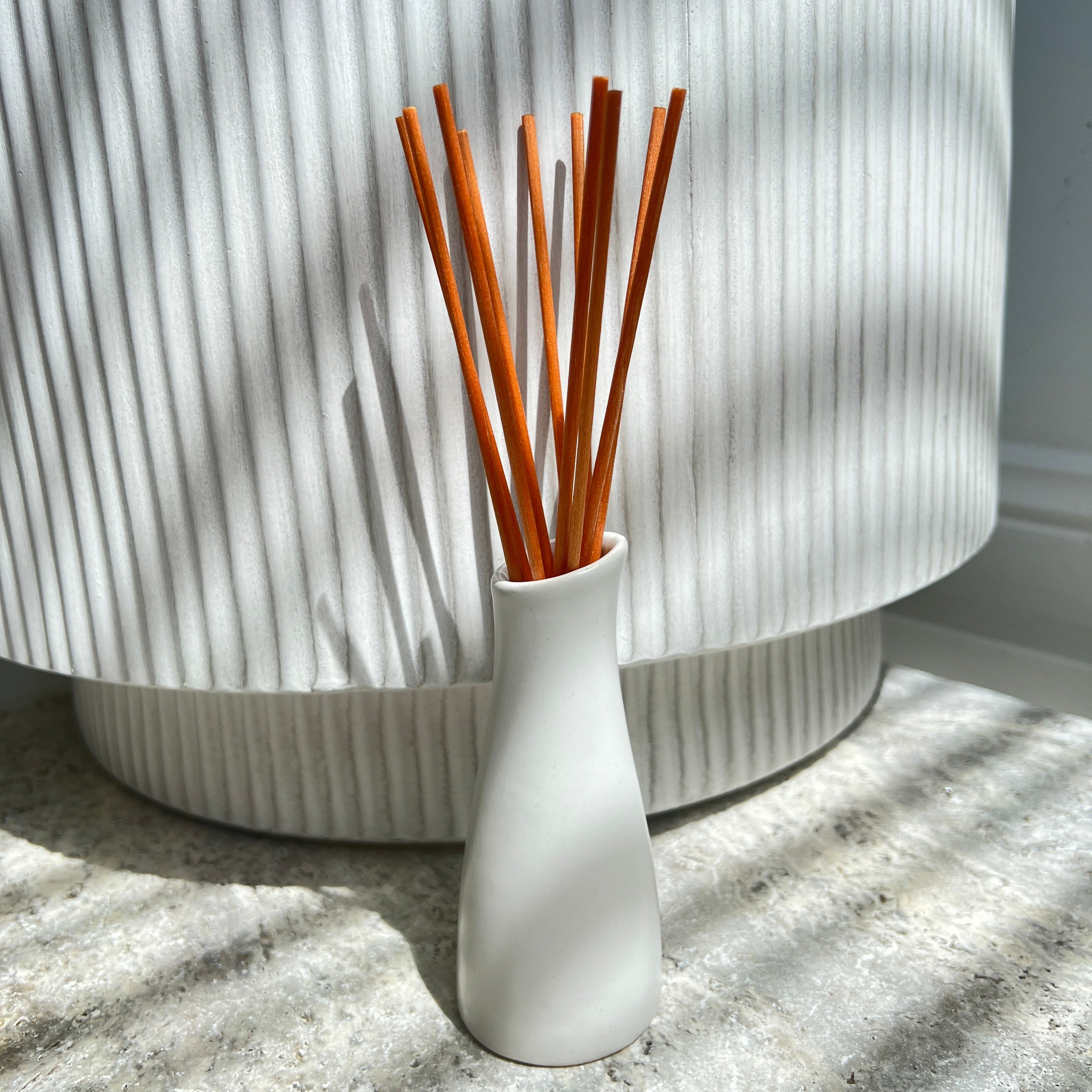 PETITE DIFFUER VASE - WHITE