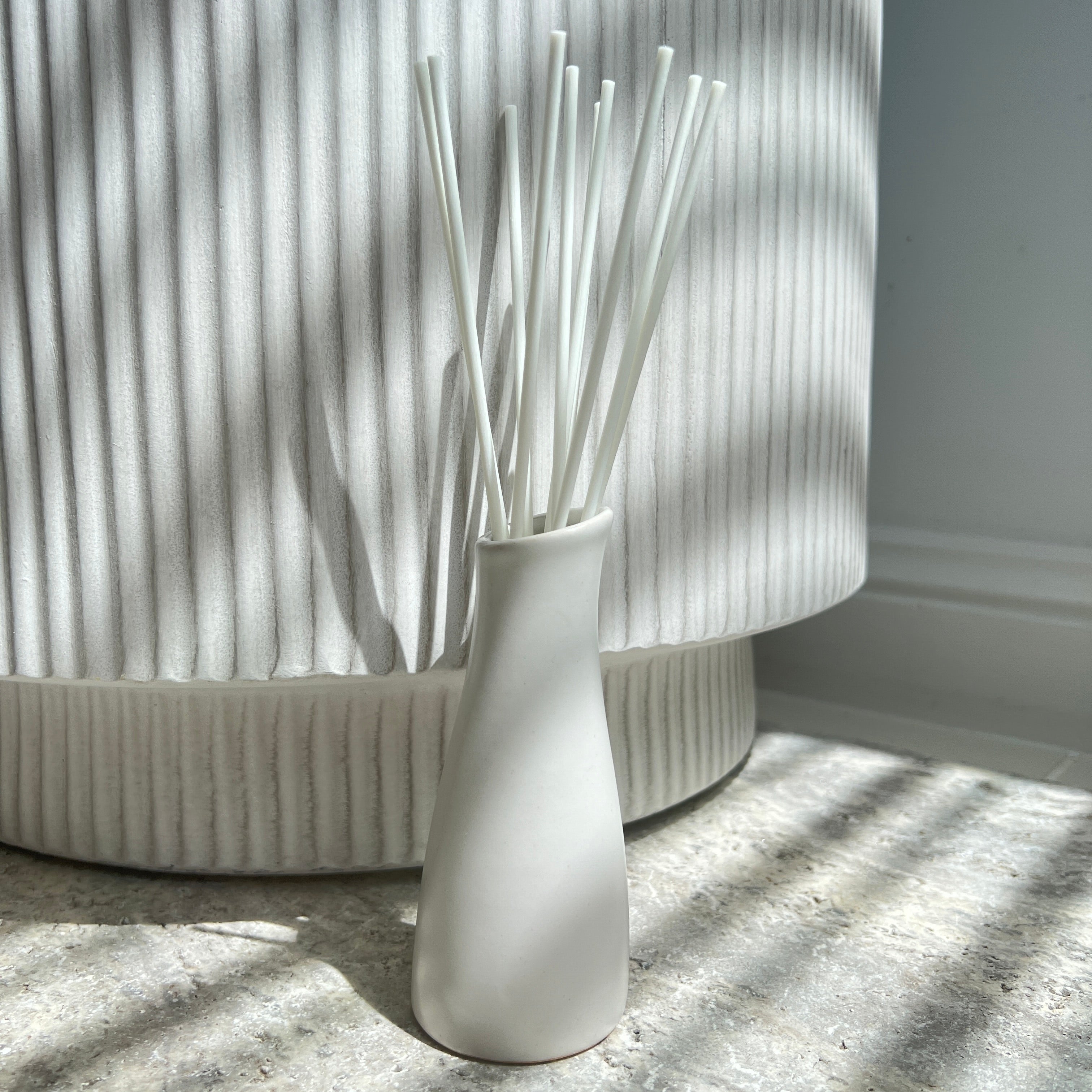 PETITE DIFFUER VASE - WHITE