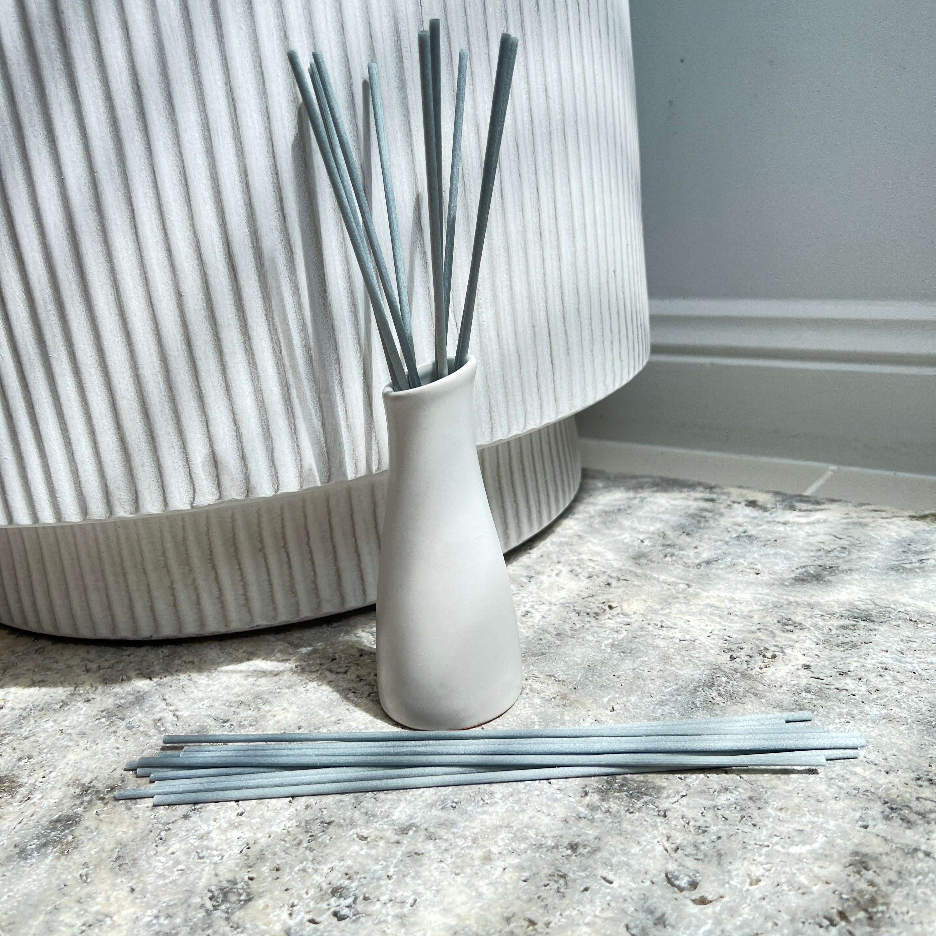 PETITE DIFFUER VASE - WHITE